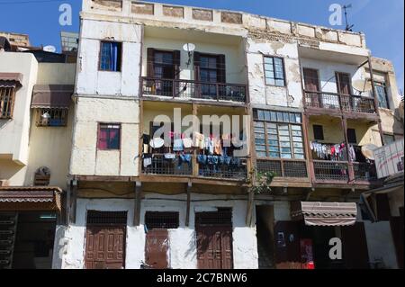 Straße mit älteren weißen Häusern mit Wäscherei afrika in Marrakesch, Marokko Stockfoto