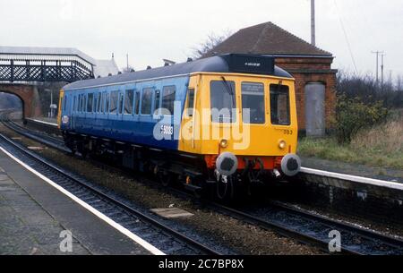 Dieselmotor der Klasse 121 Nr. 55033 in Midline-Lackierung am Bahnhof Wilmcote, Warwickshire, Großbritannien. Dezember 1986. Stockfoto