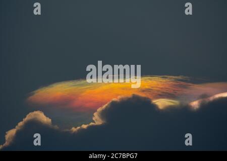 Ein seltenes Phänomen, das als Wolkenirisierungen oder Irisationen über der Stadt Ahmedabad, Gujarat, Indien, bekannt ist Stockfoto