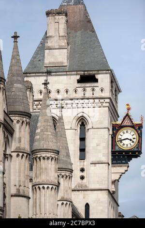 Die Uhr an der Außenseite der königlichen Gerichtshöfe. The Strand, London, England Stockfoto