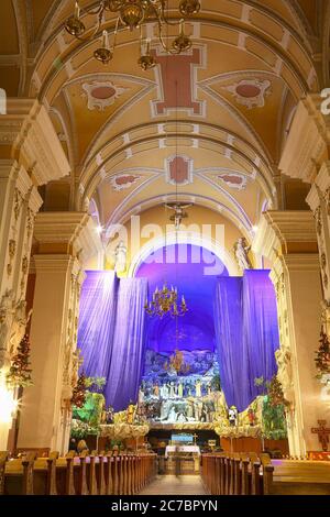 Weihnachtsdekoration in einer Kirche. Im Inneren der Kirche Stockfoto