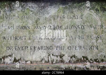 Eine Nahaufnahme der Inschrift auf dem Grab von Dame Mary Page in Bunhill Fields Begräbnisplatz, London, UK Stockfoto