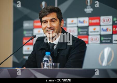 CHARKIW, UKRAINE - 14. Februar 2019: Paolo Fonseca spricht mit Journalisten nach dem Spiel der UEFA Europa League Shakhtar Donetsk gegen Eintracht Frankfurt am Main Stockfoto