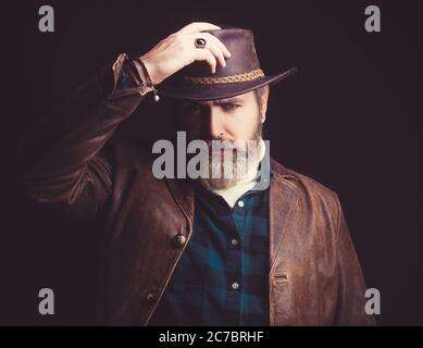 Schöner Mann im Cowboy Kostüm bleibt im Dunkeln. Vampirjäger. Stockfoto