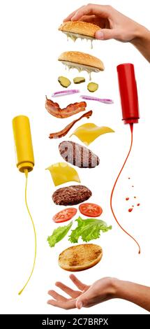 Kit von fliegenden Zutaten von Burger und Mann Hände isoliert auf weiß Stockfoto