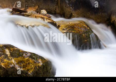 Alpine Berg Wasserfall mit verschwommener Bewegung Stockfoto