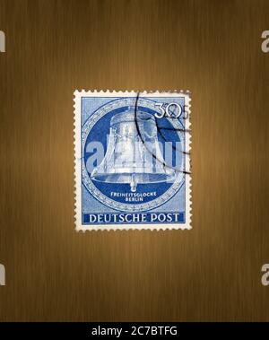 Briefmarke aus der BRD Berlin. Gedruckt am 09/26/1953. Einweihung der Freiheitsglocke im Turm des Rathauses Schöneberg. Stockfoto