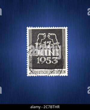 Briefmarke aus der BRD Berlin. Gedruckt am 08/17/1953. Volksaufstand am 17. Juni in der DDR und Ost-Berlin. Stockfoto