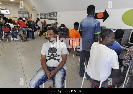 Mailand (Italien), Sortierzentrum für Flüchtlinge und Asylsuchende, organisiert in der Sammartini Straße, unter dem Hauptbahnhof, und beauftragt mit der Leitung der Organisation NGO Projekt Arca Stockfoto