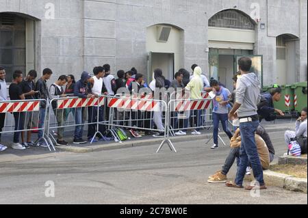 Mailand (Italien), Menschen warten vor dem Sortierzentrum für Flüchtlinge und Asylsuchende in der Sammartini Straße, unter dem Hauptbahnhof organisiert und anvertraut, um die Leitung der Organisation NGO Projekt Arca Stockfoto