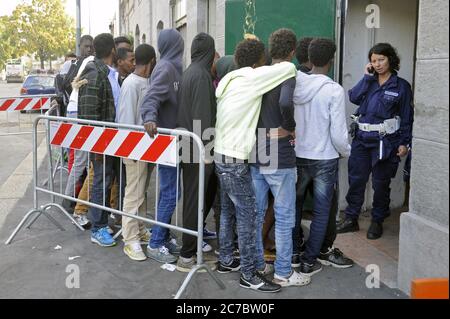 Mailand (Italien), Menschen warten vor dem Sortierzentrum für Flüchtlinge und Asylsuchende in der Sammartini Straße, unter dem Hauptbahnhof organisiert und anvertraut, um die Leitung der Organisation NGO Projekt Arca Stockfoto