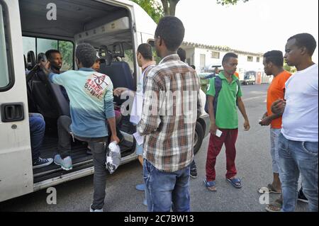 Mailand (Italien), Sortierzentrum für Flüchtlinge und Asylsuchende, organisiert in der Sammartini Straße, unter dem Hauptbahnhof, und beauftragt mit der Leitung der Organisation NGO Projekt Arca Stockfoto