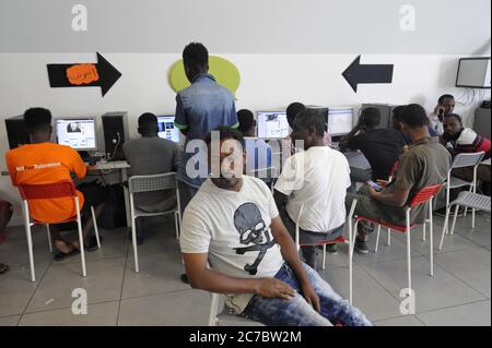 Mailand (Italien), Sortierzentrum für Flüchtlinge und Asylsuchende, organisiert in der Sammartini Straße, unter dem Hauptbahnhof, und beauftragt mit der Leitung der Organisation NGO Projekt Arca Stockfoto