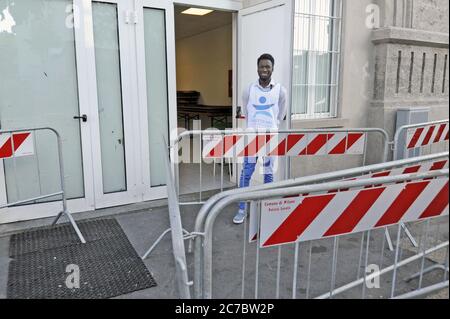 Mailand (Italien), Sortierzentrum für Flüchtlinge und Asylsuchende, organisiert in der Sammartini Straße, unter dem Hauptbahnhof, und beauftragt mit der Leitung der Organisation NGO Projekt Arca Stockfoto