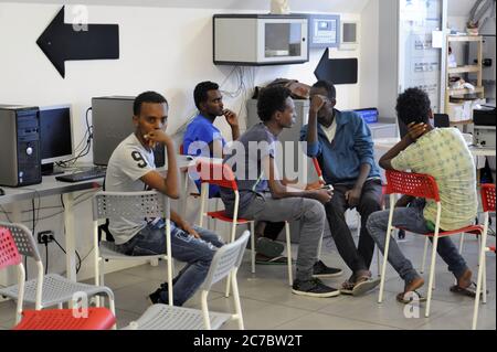 Mailand (Italien), Sortierzentrum für Flüchtlinge und Asylsuchende, organisiert in der Sammartini Straße, unter dem Hauptbahnhof, und beauftragt mit der Leitung der Organisation NGO Projekt Arca Stockfoto