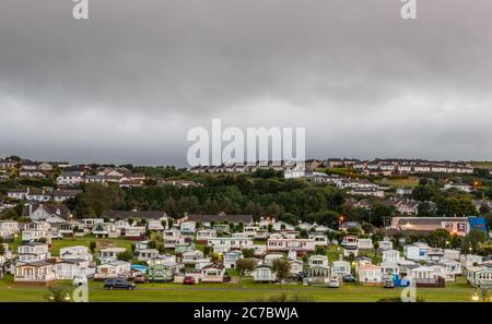 Youghal, Cork, Irland. Juli 2020. Ein trüber Morgen über dem Seafron Caravan Park in Youghal, Co. Cork, Irland. Das Wetter beginnt meist bewölkt mit Nebel und Nieselregen, aber bis zum späten Morgen entwickeln sich sonnige Zauber. An atlantischen Küsten bleibt es trüber mit gelegentlichem, lückenhaften Nieselregen bei Höchsttemperaturen von 17 bis 22 Grad. - Credit; David Creedon / Alamy Live News Stockfoto