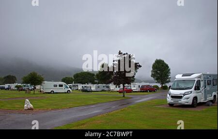 Glencoe, Lochaber, Schottland, Großbritannien. 16. Juli 2020. Die Temperatur beträgt 11 Grad, mit Nieselregen und Nebel über den Hügeln und Bergen, nach der Covid-19 Lockdown wieder zu öffnen. Im Bild, Invercoe Campingplatz in Ballachulish, die gestern eröffnet hatte einen sehr geschäftigen ersten Tag. Stockfoto