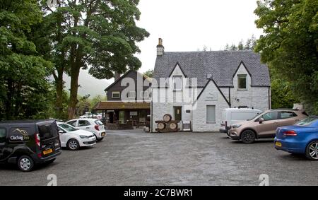 Glencoe, Lochaber, Schottland, Großbritannien. 16. Juli 2020. Die Temperatur ist 11 Grad mit Nieselregen und Nebel über den Hügeln und Bergen, Hotel abgebildet, das Clachaig Inn in der schottischen Hotellerie geweckt bis zu ihrem ersten Morgen serviert Frühstück für Gäste auf Wiedereröffnung nach dem Covid-19 Lockdown. Stockfoto