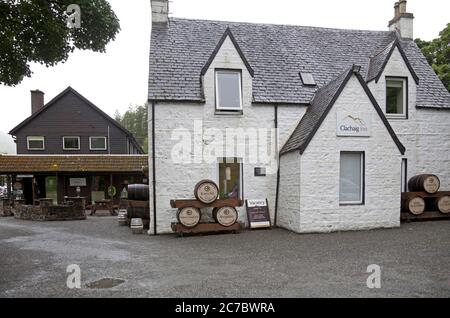 Glencoe, Lochaber, Schottland, Großbritannien. 16. Juli 2020. Die Temperatur ist 11 Grad mit Nieselregen und Nebel über den Hügeln und Bergen, Hotel abgebildet, das Clachaig Inn in der schottischen Hotellerie geweckt bis zu ihrem ersten Morgen serviert Frühstück für Gäste auf Wiedereröffnung nach dem Covid-19 Lockdown. Stockfoto