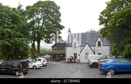 Glencoe, Lochaber, Schottland, Großbritannien. 16. Juli 2020. Die Temperatur ist 11 Grad mit Nieselregen und Nebel über den Hügeln und Bergen, Hotel abgebildet, das Clachaig Inn in der schottischen Hotellerie geweckt bis zu ihrem ersten Morgen serviert Frühstück für Gäste auf Wiedereröffnung nach dem Covid-19 Lockdown. Stockfoto