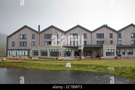 Glencoe, Lochaber, Schottland, Großbritannien. 16. Juli 2020. Die Temperatur beträgt 11 Grad mit Nieselregen und Nebel coveri in der schottischen Hotellerie erwacht zu ihrem ersten Morgen serviert Frühstück für Gäste auf Wiedereröffnung nach dem Covid-19 Lockdown. Stockfoto