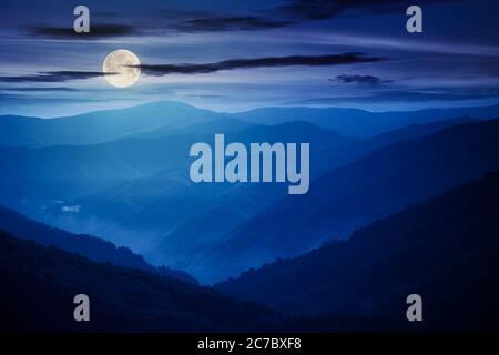 Berglandschaft in einer Sommernacht. Hügel Rollen vom Tal bis zum fernen Kamm. Blick auf die Sommerlandschaft im Vollmondlicht Stockfoto