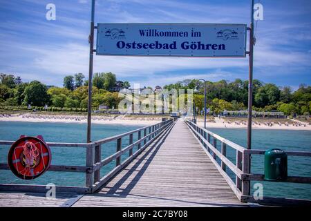 22. Mai 2020, Mecklenburg-Vorpommern, Göhren: Die Seebrücke am Strand von Göhren auf der Insel Rügen. Rügen ist flächenmäßig die größte deutsche Insel und mit rund 77,000 Einwohnern die bevölkerungsreichste. Foto: Jens Büttner/dpa-Zentralbild/ZB Stockfoto