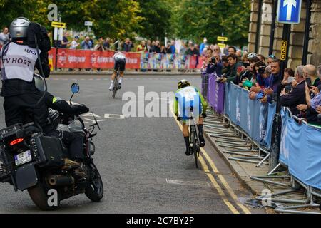 Primoz Roglic Profi-Radsportler, gefolgt von einem Motorrad mit einem TV-Kameramann am Elite-Einzelzeitfahren der Männer, Harrogate, Großbritannien. Stockfoto