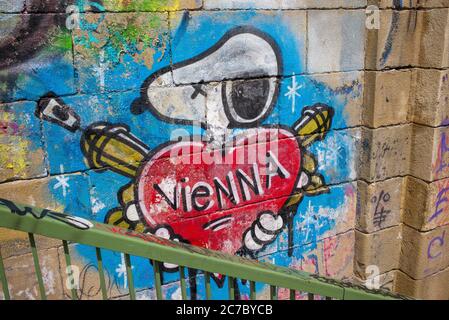 Snoopy love heart Wiener Graffiti, ein Stück Straßenkunst am Ufer der Donau in Wien, Österreich 2020 Stockfoto