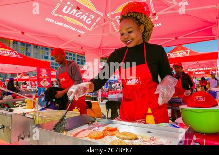 Soweto, Südafrika - 8. September 2018: Diverse afrikanische Händler kochen und servieren verschiedene Brot basierte Street Food auf Outdoor-Festival Stockfoto
