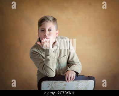 Portrait von glücklich teen junge bläst Luft küssy. Kind schickt dir Küsse durch die Luft. Lustige Kerl sieht mit großer Liebe, versucht zu flirten. Stockfoto