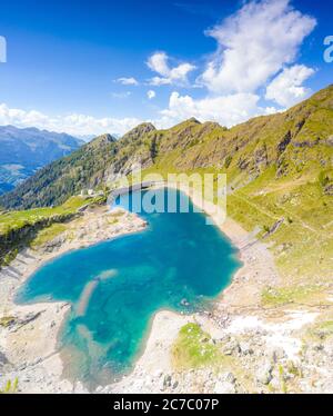 Sonne über dem unberührten Pescegallo See, Luftbild, Orobie Alpen, Valgerola, Valtellina, Sondrio Provinz, Lombardei, Italien Stockfoto