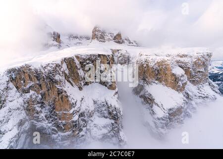 Nebel über der Cavazza Hütte am Fuße des schneebedeckten Pisciadu, Luftbild, Grödner Pass, Dolomiten, Trentino-Südtirol, Italien Stockfoto