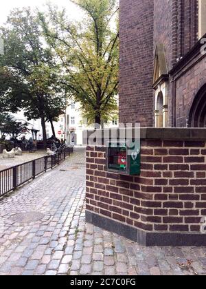 Kopenhagen / Dänemark - 10.02.2019: Ein privat finanzierter Heartstarter AED Defibrillator an einer alten Mauer im historischen Zentrum von Kopenhagen Stockfoto