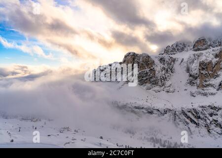 Felsengipfel der Sellagruppe mit Schnee bedeckt, Luftbild, Grödner Pass, Dolomiten, Trentino-Südtirol, Italien Stockfoto