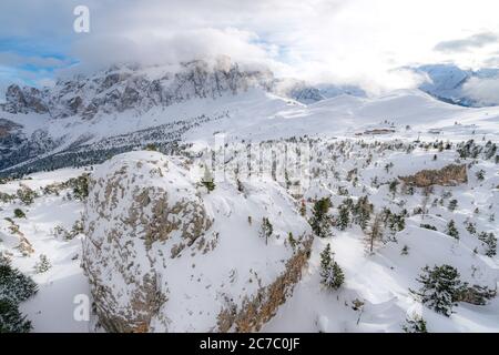 Felsbrocken des berühmten Klettergebietes Città Dei Sassi bedeckt mit Schnee, Gröden, Dolomiten, Trentino-Südtirol, Italien Stockfoto