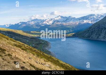 Montespluga See mit schneebedeckten Bergen im Hintergrund, Madesimo, Valchiavenna, Valle Spluga, Valtellina, Lombardei, Italien Stockfoto