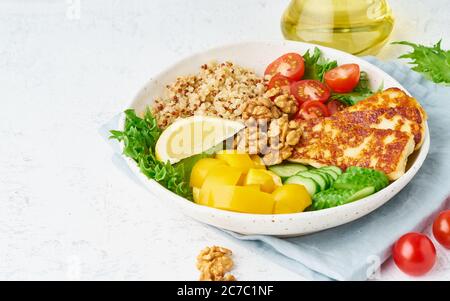 Buddha-Schüssel mit Halloumi, Salatsalat, Quinoa, vegetarisches Menü Stockfoto