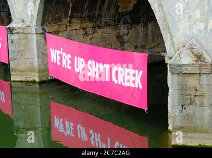 Bath, 16. Juli 2020. Die Demonstranten des Klimawandels Aussterben Rebellion hat unter den Bögen der historischen Pulteney-Brücke am Fluss Avon in Bath Banner angebracht. Die Botschaft ist, dass wir nach der Corona Virus Pandemie in einer grünen Weise, die für die Umwelt sympathisch ist, wieder aufbauen sollten. Kredit: JMF Nachrichten/Alamy Live Nachrichten Stockfoto