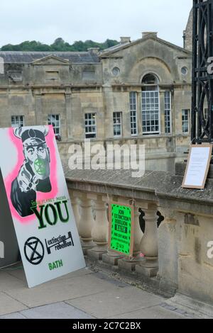 Bath, 16. Juli 2020. Die Demonstranten des Klimawandels Aussterben Rebellion hat unter den Bögen der historischen Pulteney-Brücke am Fluss Avon in Bath Banner angebracht. Die Botschaft ist, dass wir nach der Corona Virus Pandemie in einer grünen Weise, die für die Umwelt sympathisch ist, wieder aufbauen sollten. Kredit: JMF Nachrichten/Alamy Live Nachrichten Stockfoto