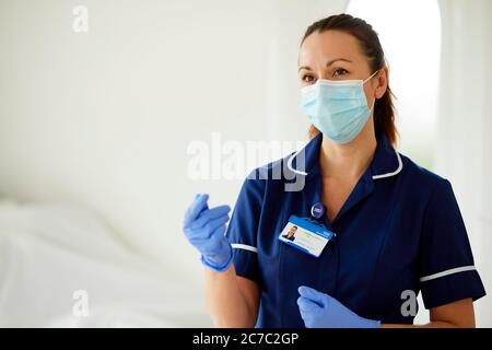 Krankenschwester, die mit dem Patienten spricht und die PSA trägt Stockfoto