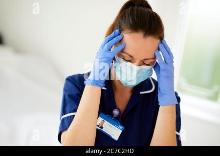 Gestresste Krankenschwester bei der Arbeit Stockfoto