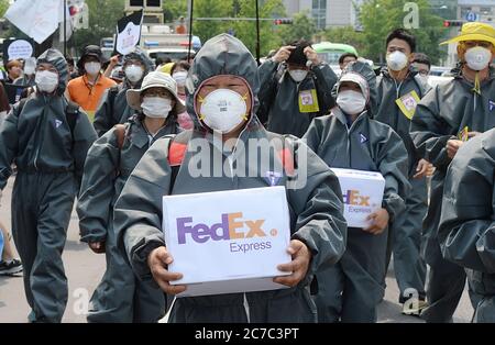 (200716) -- SEOUL, 16. Juli 2020 (Xinhua) -- das am 14. Juni 2015 aufgenommene Aktenfoto zeigt Bürgergruppen, die für die Beendigung des biochemischen Projekts der US-Streitkräfte Korea (USFK) in Seoul, Südkorea, aufrufen. MIT DEN XINHUA SCHLAGZEILEN VOM 16. JULI 2020 (NEWSIS/Handout via Xinhua) Stockfoto