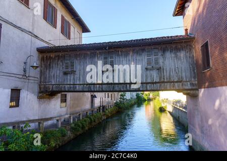 Gorgonzola, Mailand, Lombardei, Italien: canal de Martesana und alte Gebäude entlang der Radweg. Holzbrücke Stockfoto