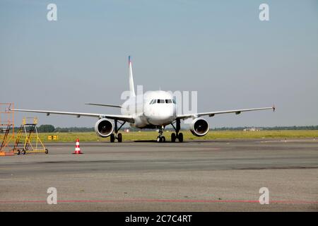 Flugzeug auf Rollbahn gegen strahlend blauen Himmel. Transportkonzept Stockfoto
