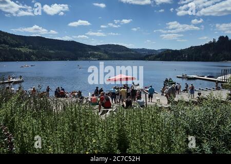 Blick auf den Titisee im Schwarzwald mit Touristen genießen einen Sommertag. Stockfoto