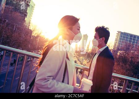 Trägt eine Maske der jungen Männer und Frauen Stockfoto