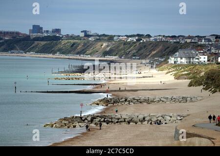 Menschen, die am Southbourne Beach in der Nähe von Bournemoth in Dorset spazieren. Stockfoto