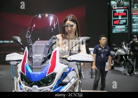 Bangkok, Thailand. Juli 2020. Ein Modell präsentiert ein Honda Motorrad auf der 41. Bangkok International Motor Show in Bangkok, Thailand, 16. Juli 2020. Die 41. Internationale Automobilausstellung in Bangkok begann am 15. Juli und wird bis zum 26. Juli in Bangkok stattfinden. Quelle: Zhang Keren/Xinhua/Alamy Live News Stockfoto