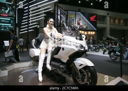 Bangkok, Thailand. Juli 2020. Ein Modell präsentiert ein Honda Motorrad auf der 41. Bangkok International Motor Show in Bangkok, Thailand, 16. Juli 2020. Die 41. Internationale Automobilausstellung in Bangkok begann am 15. Juli und wird bis zum 26. Juli in Bangkok stattfinden. Quelle: Zhang Keren/Xinhua/Alamy Live News Stockfoto